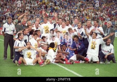 Weltmeisterschaft 1998 in Frankreich. Finale: Frankreich - Brasilien 3:0/12.07.1998 in St. Denis. Teamfoto Frankreich mit Trophäe. [Automatisierte Übersetzung] Stockfoto