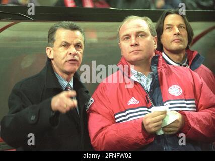 Ottmar Hitzfeld (links) als Trainer des FC Bayern München und Manager Uli Hoeneß. Rec. 17.03.1999. Im Hintergrund: Teamarzt Dr. Müller-Wohlfahrt. DIE DFL-VORSCHRIFTEN VERBIETEN DIE VERWENDUNG VON FOTOS ALS BILDSEQUENZEN UND/ODER QUASI-VIDEO [AUTOMATISIERTE ÜBERSETZUNG] Stockfoto