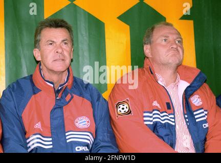 Ottmar Hitzfeld (links) als Trainer des FC Bayern München und Manager Uli Hoeneß Rec. 29.07.1998. DIE DFL REGELT DAS VERBOT DER VERWENDUNG VON FOTOS ALS BILDSEQUENZEN UND/ODER QUASI-VIDEO [AUTOMATISIERTE ÜBERSETZUNG] Stockfoto