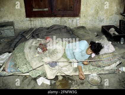 AFG, AFGHANISTAN: Im Marastoon-Distrikt von Kabul leben geistig behinderte Menschen in einem verlassenen Haus, Juli 1993 Stockfoto