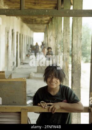 AFG, AFGHANISTAN: Im Marastoon-Distrikt von Kabul leben geistig behinderte Menschen in einem verlassenen Haus, Juli 1993 Stockfoto