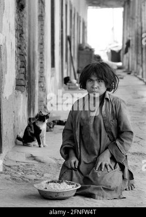 AFG, AFGHANISTAN: Im Marastoon-Distrikt von Kabul leben geistig behinderte Menschen in einem verlassenen Haus, Juli 1993 Stockfoto