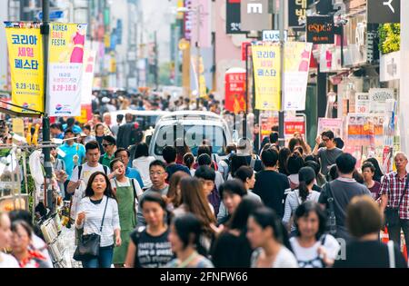 SEOUL - 24. SEPTEMBER: Menschen in der Myeongdong Straße in Seoul am 24. September. 2016 in Südkorea Stockfoto