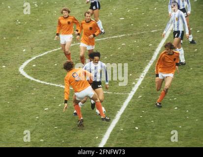 Fußball-Weltmeisterschaft 1978 in Argentinien. Finale: Argentinien - Niederlande 3:1 n.V./25.06.1978 in Buenos Aires. Arie Haan (9/NL) und Leopoldo Luque (ARG) kämpfen um den Ball. Re: Jan Poortvliet. Zurück V.l: Wim Jansen und Willy van de Kerkhof (alle NL). Oben ganz rechts: Daniel Bertoni (ARG). [Automatisierte Übersetzung] Stockfoto