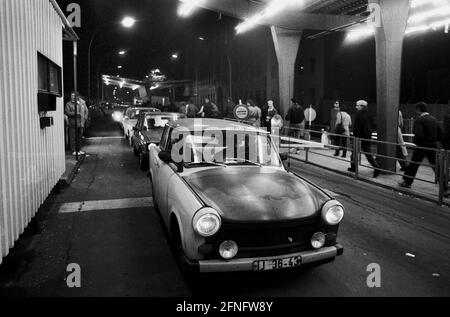 Berlin / Mitte / DDR / Vereinigung / Mauerfall / 1989 die Mauer bricht. Grenzübergang Invalidenstraße in der Nacht vom 9. Auf den 10. November 1989. Ostberliner reisen ohne Pass nach West-Berlin, die Mauer ist weg. // Vereinigung / Mauerfall / Geschichte / Kommunismus / DDR-Mauer / Vereinigung [automatisierte Übersetzung] Stockfoto