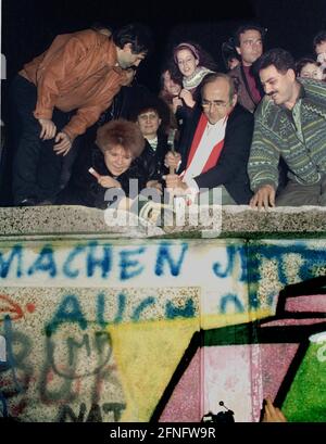 Berlin / DDR / Pariser Platz / 1989 die Berliner Mauer ist gefallen, Nacht vom 9. November auf den 10. November 1989, 11 Uhr. Berliner kletterten die Mauer am Brandenburger Tor. Die DDR-Grenzposten tun nichts. Die DDR geht in dieser Nacht zu Ende. // Vereinigung / Tiergarten Geschichte / Kommunismus [automatisierte Übersetzung] Stockfoto