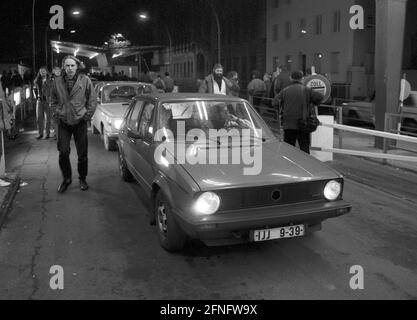 Berlin / Mitte / DDR / Vereinigung / Mauerfall / 1989 die Mauer bricht. Grenzübergang Invalidenstraße in der Nacht vom 9. Auf den 10. November 1989. Ostberliner reisen ohne Pass nach West-Berlin, die Mauer ist weg. // Vereinigung / Mauerfall / Geschichte / Kommunismus / DDR-Mauer / Vereinigung [automatisierte Übersetzung] Stockfoto