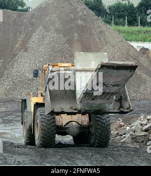 Berlin / / DDR / Mauer / 1991 Ende der Mauer, Ende der DDR. Hochzeit: In der Graunstraße wurde ein Recyclingplatz für die Mauerreste eingerichtet. Die L-förmigen Elemente werden zerkleinert und als Baustoff wiederverwendet. Andere farbig lackierte Elemente werden verkauft oder verschenkt. 3 von ihnen stehen also vor der UNO in New York. // Vereinigung / Vereinigung / Bezirke / Prenzlauer Berg Geschichte / Kommunismus / Mauerende [automatisierte Übersetzung] Stockfoto