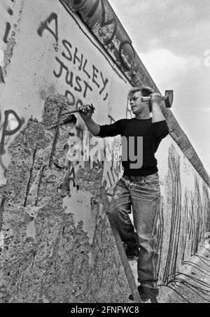 Berliner Bezirke / Kreuzberg / 1990 die Mauer ist offen. Überall schneiden Wandpecker Teile aus der anti-imperialistischen Schutzmauer und verkaufen sie als Souvenirs, 5 D-Mark pro Stück. Hier hacken zwei Polen in der Zimmerstraße. // DDR-Mauer / Ausländer / PL / Geschichte der Mauer / Kommunismus [automatisierte Übersetzung] Stockfoto