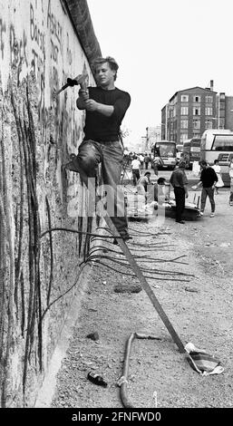 Berliner Bezirke / Kreuzberg / 1990 die Mauer ist offen. Überall schneiden Wandpecker Teile aus der anti-imperialistischen Schutzmauer und verkaufen sie als Souvenirs, 5 D-Mark pro Stück. Hier hacken zwei Polen in der Zimmerstraße. // DDR-Mauer / Ausländer / PL / Geschichte der Mauer / Kommunismus [automatisierte Übersetzung] Stockfoto