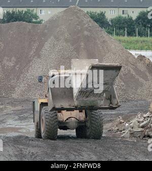 Berlin / / DDR / Mauer / 1991 Ende der Mauer, Ende der DDR. Hochzeit: In der Graunstraße wurde ein Recyclingplatz für die Mauerreste eingerichtet. Die L-förmigen Elemente werden zerkleinert und als Baustoff wiederverwendet. Andere farbig lackierte Elemente werden verkauft oder verschenkt. 3 von ihnen stehen also vor der UNO in New York. // Vereinigung / Vereinigung / Bezirke / Prenzlauer Berg Geschichte / Kommunismus / Mauerende [automatisierte Übersetzung] Stockfoto