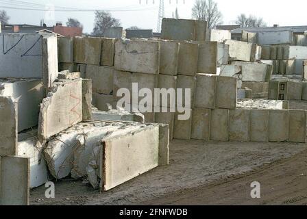 Berlin-Bezirk / DDR / Berliner Mauer 3 / 1991 Treptow: Überall in der Stadt wird die Mauer abgerissen, die Betonelemente werden irgendwo gelagert, hier am Stadtrand von Groß-Glienicke. Bunt bemalte Stücke werden an Sammler verkauft, aber die meisten von ihnen werden zu Baumaterial geschreddert. Symbol für das Ende der DDR, das Ende der antifaschistischen Mauer. // Sozialismus / Wiedervereinigung / Geschichte / Kommunismus [automatisierte Übersetzung] Stockfoto