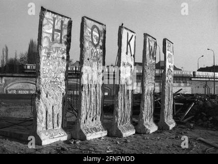 Berlin-Bezirke / DDR / Berliner Mauer 3 / 1991 überall in der Stadt wird die Mauer abgerissen, die Betonelemente werden irgendwo gelagert, hier bei der S-Bahn in Berlin-Mitte. Symbol für das Ende der DDR, das Ende der -antifaschistischen Mauer- // Sozialismus / Vereinigung / Geschichte / Kommunismus Stockfoto