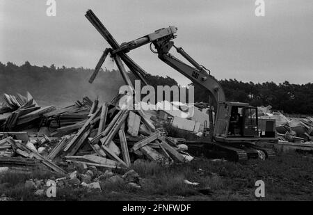 Berlin / DDR / Berliner Mauer / 1991 die Mauer Wird auf einem ehemaligen DDR-Militärgelände in Gueterfelde niedergeschlagen Nahe Berlin // Einheit / Vereinigung / Bundesländer / Brandenburg [automatisierte Übersetzung] Stockfoto