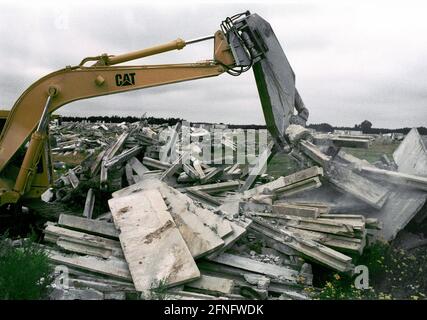 Berlin / DDR / Berliner Mauer / 1991 die Mauer Wird auf einem ehemaligen DDR-Militärgelände in Gueterfelde niedergeschlagen Nahe Berlin // Einheit / Vereinigung / Bundesländer / Brandenburg [automatisierte Übersetzung] Stockfoto