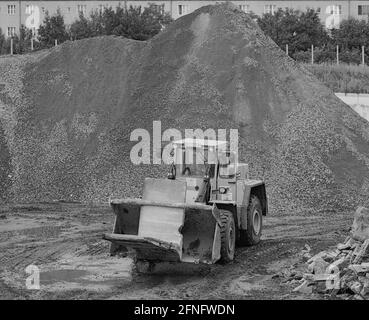 Berlin / / DDR / Mauer / 1991 Ende der Mauer, Ende der DDR. Hochzeit: In der Graunstraße wurde ein Recyclingplatz für die Mauerreste eingerichtet. Die L-förmigen Elemente werden zerkleinert und als Baustoff wiederverwendet. Andere farbig lackierte Elemente werden verkauft oder verschenkt. 3 von ihnen stehen also vor der UNO in New York. // Vereinigung / Vereinigung / Bezirke / Prenzlauer Berg Geschichte / Kommunismus / Mauerende [automatisierte Übersetzung] Stockfoto
