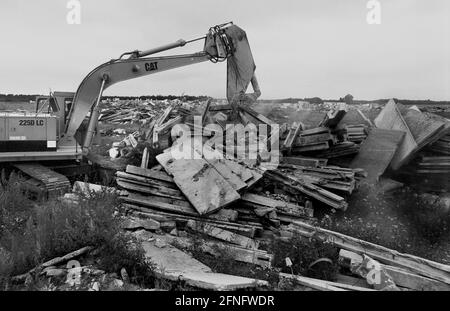 Berlin / DDR / Berliner Mauer / 1991 die Mauer Wird auf einem ehemaligen DDR-Militärgelände in Gueterfelde niedergeschlagen Nahe Berlin // Einheit / Vereinigung / Bundesländer / Brandenburg [automatisierte Übersetzung] Stockfoto