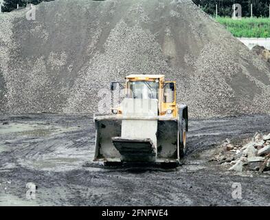 Berlin / / DDR / Mauer / 1991 Ende der Mauer, Ende der DDR. Hochzeit: In der Graunstraße wurde ein Recyclingplatz für die Mauerreste eingerichtet. Die L-förmigen Elemente werden zerkleinert und als Baustoff wiederverwendet. Andere farbig lackierte Elemente werden verkauft oder verschenkt. 3 von ihnen stehen also vor der UNO in New York. // Vereinigung / Vereinigung / Bezirke / Prenzlauer Berg Geschichte / Kommunismus / Mauerende [automatisierte Übersetzung] Stockfoto
