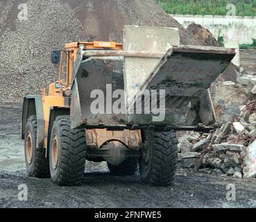 Berlin / / DDR / Mauer / 1991 Ende der Mauer, Ende der DDR. Hochzeit: In der Graunstraße wurde ein Recyclingplatz für die Mauerreste eingerichtet. Die L-förmigen Elemente werden zerkleinert und als Baustoff wiederverwendet. Andere farbig lackierte Elemente werden verkauft oder verschenkt. 3 von ihnen stehen also vor der UNO in New York. // Vereinigung / Vereinigung / Bezirke / Prenzlauer Berg Geschichte / Kommunismus / Mauerende [automatisierte Übersetzung] Stockfoto