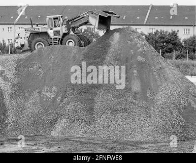 Berlin / / DDR / Mauer / 1991 Ende der Mauer, Ende der DDR. Hochzeit: In der Graunstraße wurde ein Recyclingplatz für die Mauerreste eingerichtet. Die L-förmigen Elemente werden zerkleinert und als Baustoff wiederverwendet. Andere farbig lackierte Elemente werden verkauft oder verschenkt. 3 von ihnen stehen also vor der UNO in New York. // Vereinigung / Vereinigung / Bezirke / Prenzlauer Berg Geschichte / Kommunismus / Mauerende [automatisierte Übersetzung] Stockfoto