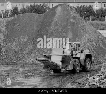 Berlin / / DDR / Mauer / 1991 Ende der Mauer, Ende der DDR. Hochzeit: In der Graunstraße wurde ein Recyclingplatz für die Mauerreste eingerichtet. Die L-förmigen Elemente werden zerkleinert und als Baustoff wiederverwendet. Andere farbig lackierte Elemente werden verkauft oder verschenkt. 3 von ihnen stehen also vor der UNO in New York. // Vereinigung / Vereinigung / Bezirke / Prenzlauer Berg Geschichte / Kommunismus / Mauerende [automatisierte Übersetzung] Stockfoto