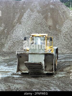 Berlin / / DDR / Mauer / 1991 Ende der Mauer, Ende der DDR. Hochzeit: In der Graunstraße wurde ein Recyclingplatz für die Mauerreste eingerichtet. Die L-förmigen Elemente werden zerkleinert und als Baustoff wiederverwendet. Andere farbig lackierte Elemente werden verkauft oder verschenkt. 3 von ihnen stehen also vor der UNO in New York. // Vereinigung / Vereinigung / Bezirke / Prenzlauer Berg Geschichte / Kommunismus / Mauerende [automatisierte Übersetzung] Stockfoto