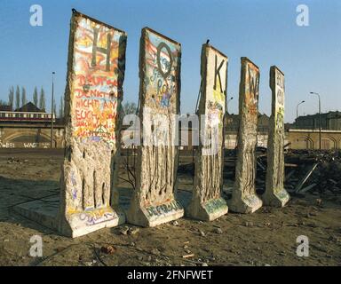 Berlin-Bezirke / DDR / Berliner Mauer 3 / 1991 überall in der Stadt wird die Mauer abgerissen, die Betonelemente werden irgendwo gelagert, hier bei der S-Bahn in Berlin-Mitte. Symbol für das Ende der DDR, das Ende der -antifaschistischen Mauer- // Sozialismus / Vereinigung / Geschichte / Kommunismus Stockfoto