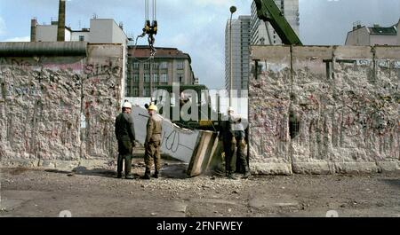 Berlin-Bezirke / DDR / Mauer / 1990 Kreuzberg: DDR-Grenzposten reißen ihre Mauer nieder. Im Hintergrund befindet sich Berlin-Mitte, Ost-Berlin. Ende der antiimperialistischen Schutzmauer und der DDR. // Grenze / Vereinigung / DDR / Bezirke / Geschichte / Kommunismus [automatisierte Übersetzung] Stockfoto