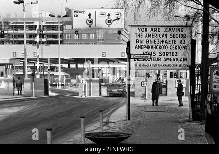 Berliner Bezirke / DDR / 1987 Checkpoint Charly. Der Grenzübergang zwischen Kreuzberg und Mitte ist für Ausländer, darunter Diplomaten, reserviert. Sie werden vom deutschen Zoll, einem Hilfsorgan der Westalliierten, abgeräumt. Am Checkpoint Charly standen sich amerikanische und sowjetische Panzer während des Mauerbaus 1961 gegenüber. // Berlin-Status / Grenze / Geschichte / Kommunismus / Alliierten [automatisierte Übersetzung] Stockfoto