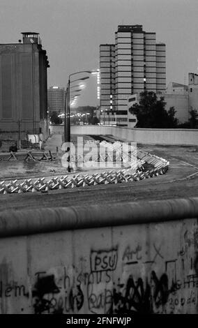 Berlin / Berlin / City / DDR 1986 Potsdamer Platz mit Mauer, Todesstreifen. Blick Richtung Stresemannstraße nach Kreuzberg // Bezirke / [automatisierte Übersetzung] Stockfoto