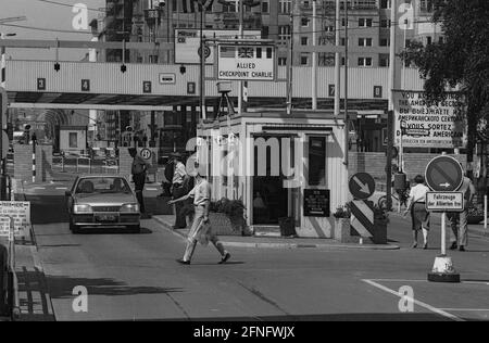 Berliner Bezirke / DDR / 1987 Checkpoint Charly. Der Grenzübergang zwischen Kreuzberg und Mitte ist für Ausländer, darunter Diplomaten, reserviert. Sie werden vom deutschen Zoll, einem Hilfsorgan der Westalliierten, abgeräumt. Am Checkpoint Charly standen sich amerikanische und sowjetische Panzer während des Mauerbaus 1961 gegenüber. // Berlin-Status / Grenze / Geschichte / Kommunismus / Alliierten [automatisierte Übersetzung] Stockfoto