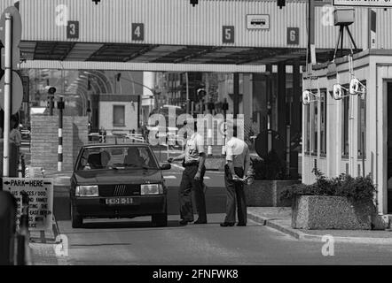 Berliner Bezirke / DDR / 1987 Checkpoint Charly. Der Grenzübergang zwischen Kreuzberg und Mitte ist für Ausländer, darunter Diplomaten, reserviert. Sie werden vom deutschen Zoll, einem Hilfsorgan der Westalliierten, abgeräumt. Am Checkpoint Charly standen sich amerikanische und sowjetische Panzer während des Mauerbaus 1961 gegenüber. // Berlin-Status / Grenze / Geschichte / Kommunismus / Alliierten [automatisierte Übersetzung] Stockfoto