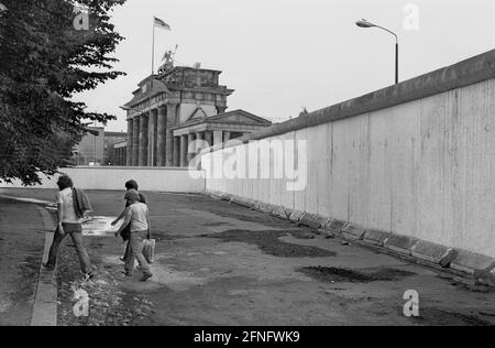 Berlin / Zentrum / DDR / Mauer / 10 / 1986 die Mauer am Brandenburger Tor, Blick Richtung Potsdamer Platz. !986 wurde es renoviert und weiß getüncht. // DDR-Mauer / Geschichte / Kommunismus [automatisierte Übersetzung] Stockfoto