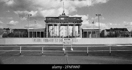 Berlin-Stadtteile / DDR-Mauer / 10 / 1986 Mitte: Die Mauer am Brandenburger Tor, Blick auf unter den Linden // Geschichte / Kommunismus / Berlin Auswahl Fotos Stockfoto