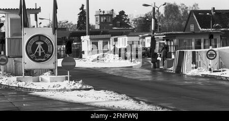 Berlin / Spandau / 1986 Grenzübergang Spandau-Staaken für die West-Berliner ging es von hier durch die DDR nach Hamburg und Schweden. Es musste ein Visum beantragt werden und die Reisezeit war begrenzt, damit in der DDR nicht jemand etwas falsch machte. Fußgänger kommen aus der DDR nach Spandau // DDR / Mauer / Grenze / Geschichte / Bezirke [automatisierte Übersetzung] Stockfoto