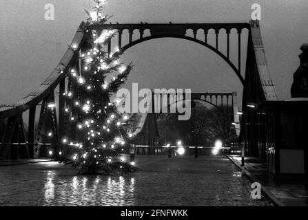 Berlin-Bezirk / DDR / Mauer / 1986 Zehlendorf: Glienicker-Brücke, genannt Brücke der Einheit. Im Hintergrund ist Potsdam. Wie jedes Jahr hat der Berliner Senat einen Weihnachtsbaum als Erinnerung / Vereinigung / Nachtfoto aufgestellt. [Automatisierte Übersetzung] Stockfoto