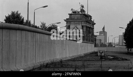 Berlin / Zentrum / DDR / Mauer / 10 / 1986 die Mauer am Brandenburger Tor, Blick Richtung Potsdamer Platz. !986 wurde es renoviert und weiß getüncht. // DDR-Mauer / Geschichte / Kommunismus [automatisierte Übersetzung] Stockfoto