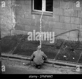 Berlin / Neukoelln / DDR-Mauer / 10 / 1980 DDR-Mauer an der Bouchestrasse zwischen Neukoelln und Treptow. Die Grenze führt bis zu den Häusern in Ost-Berlin. Aus diesem Grund legen die DDR-Grenzposten Spikes unter die Fenster, um die Flucht der Bewohner in den Westen zu verhindern. // Grenzinstallation/ Stasi [automatisierte Übersetzung] Stockfoto