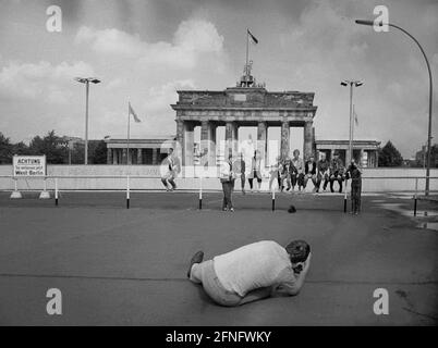Berlin-Bezirke / DDR / Mauer / 10 / 1986 Mitte: Die Mauer am Brandenburger Tor, Blick auf unter den Linden. Touristen britischer Sektor -Achtung Sie jetzt verlassen West-Berlin- // Geschichte / Kommunismus / Alliierten Stockfoto