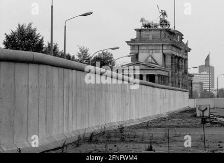 Berlin / Zentrum / DDR / Mauer / 10 / 1986 die Mauer am Brandenburger Tor, Blick auf den Potsdamer Platz // Region / Berliner Mauer / DDR / Geschichte / Kommunismus Stockfoto