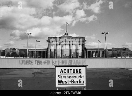 Berlin-Bezirke / DDR / Mauer / 10 / 1986 Mitte: Die Mauer am Brandenburger Tor, Blick auf unter den Linden. Britischer Sektor -Achtung Sie jetzt West-Berlin- // Geschichte / Kommunismus / Alliierten [automatisierte Übersetzung] Stockfoto