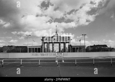 Berlin-Stadtteile / DDR-Mauer / 10 / 1986 Mitte: Die Mauer am Brandenburger Tor, Blick auf unter den Linden // Geschichte / Kommunismus / Berlin Auswahl Fotos Stockfoto