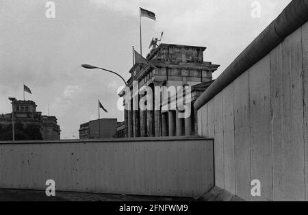 Berlin / Zentrum / DDR / Mauer / 10 / 1986 die Mauer am Brandenburger Tor, Blick Richtung Potsdamer Platz. !986 wurde es renoviert und weiß getüncht. // DDR-Mauer / Geschichte / Kommunismus [automatisierte Übersetzung] Stockfoto