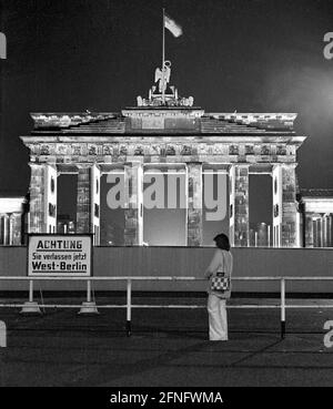 Berlin-Bezirke / DDR / Mauer / 10 / 1986 Mitte: Die Mauer am Brandenburger Tor, Blick auf unter den Linden. Britischer Sektor -Achtung Sie jetzt West-Berlin- // Geschichte / Kommunismus / Alliierten [automatisierte Übersetzung] Stockfoto