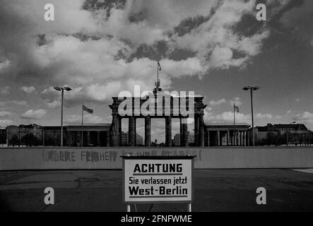 Berlin-Bezirke / DDR / Mauer / 10 / 1986 Mitte: Die Mauer am Brandenburger Tor, Blick auf unter den Linden. Britischer Sektor -Achtung Sie jetzt West-Berlin- // Geschichte / Kommunismus / Alliierten [automatisierte Übersetzung] Stockfoto