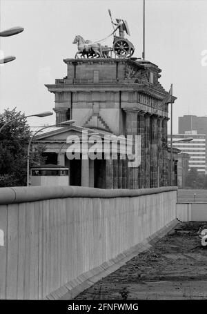 Berlin / Zentrum / DDR / Mauer / 10 / 1986 die Mauer am Brandenburger Tor, Blick Richtung Potsdamer Platz. !986 wurde es renoviert und weiß getüncht. // DDR-Mauer / Geschichte / Kommunismus [automatisierte Übersetzung] Stockfoto