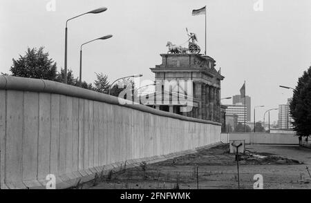 Berlin / Zentrum / DDR / Mauer / 10 / 1986 die Mauer am Brandenburger Tor, Blick Richtung Potsdamer Platz. !986 wurde es renoviert und weiß getüncht. // DDR-Mauer / Geschichte / Kommunismus [automatisierte Übersetzung] Stockfoto