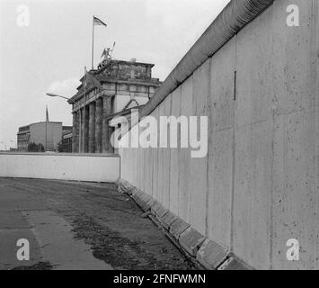 Berlin / Zentrum / DDR / Mauer / 10 / 1986 die Mauer am Brandenburger Tor, Blick auf den Potsdamer Platz // Region / Berliner Mauer / DDR / Geschichte / Kommunismus Stockfoto