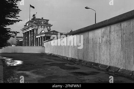 Berlin / Zentrum / DDR / Mauer / 10 / 1986 die Mauer am Brandenburger Tor, Blick Richtung Potsdamer Platz. !986 wurde es renoviert und weiß getüncht. // DDR-Mauer / Geschichte / Kommunismus [automatisierte Übersetzung] Stockfoto