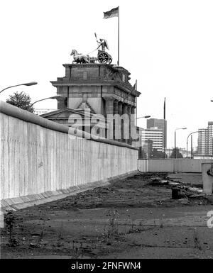 Berlin / Zentrum / DDR / Mauer / 10 / 1986 die Mauer am Brandenburger Tor, Blick Richtung Potsdamer Platz. !986 wurde es renoviert und weiß getüncht. // DDR-Mauer / Geschichte / Kommunismus [automatisierte Übersetzung] Stockfoto